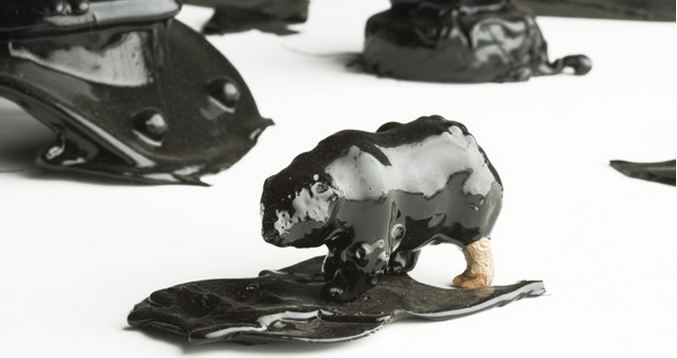 Minerva Cuevas, Series hidrocarburos, 2007 - Courtesy of the artist and  Kurimanzutto, México. © Studio Michel Zabé and Omar Luis Olguin