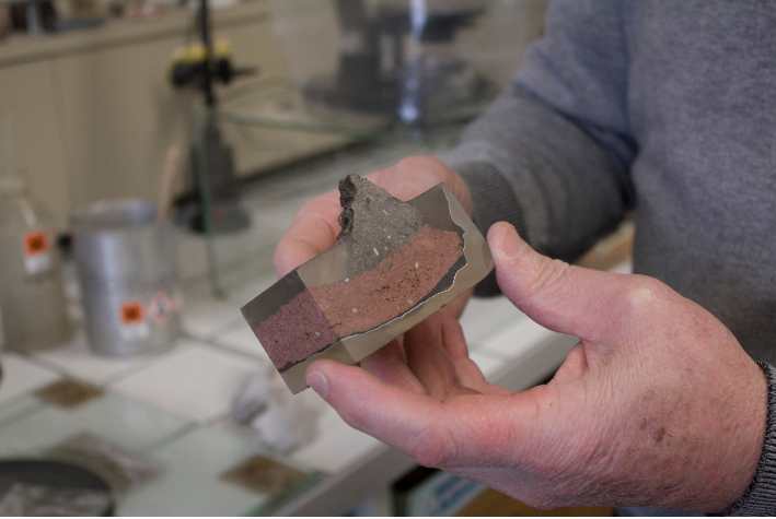 Prise de vue de lames d’étude des sols à l’ENSAIA de Nancy © Yesenia Thibault-Picazo