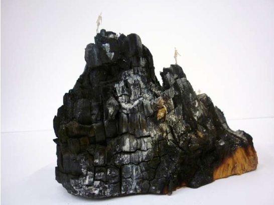 Fragment de cime, 2016. Reste de feu, ongles, peaux mortes, capot en plexiglass, 30 x 30 x 30 cm. Courtesy de l’artiste.